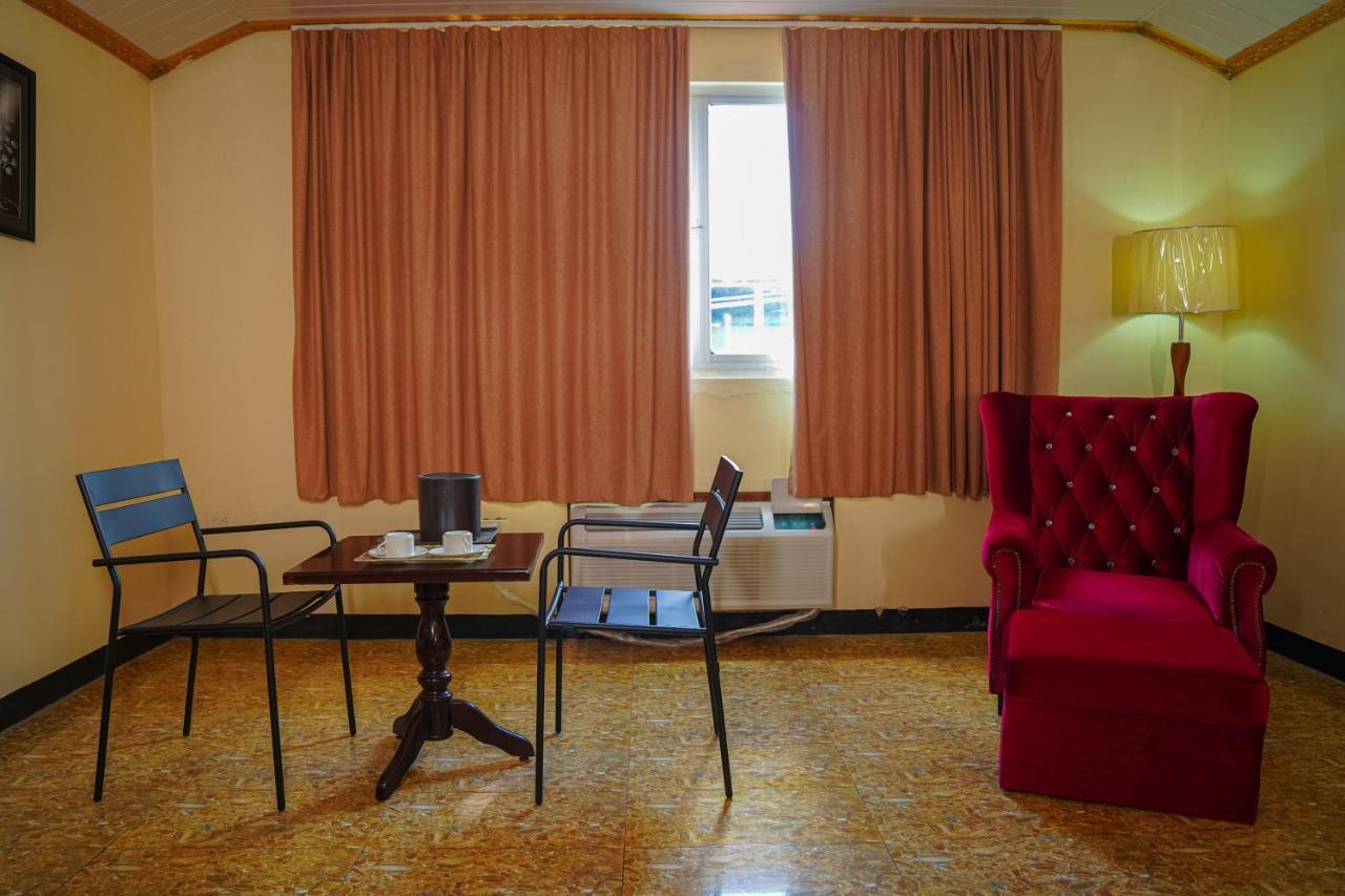 Metro Hotel Couva エクステリア 写真