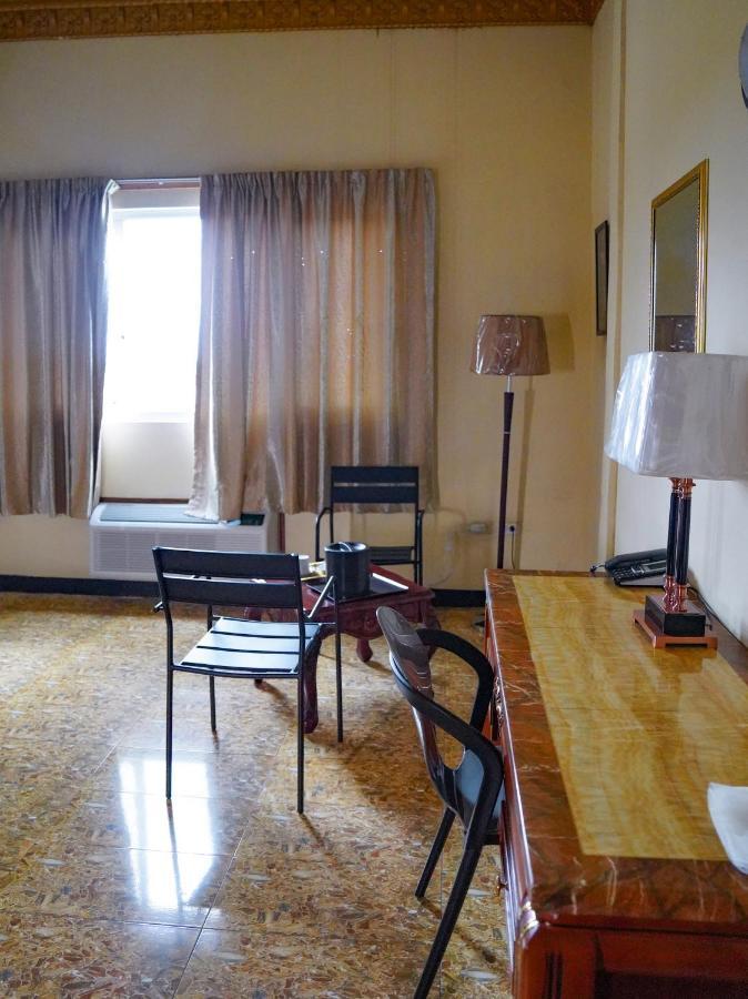Metro Hotel Couva エクステリア 写真