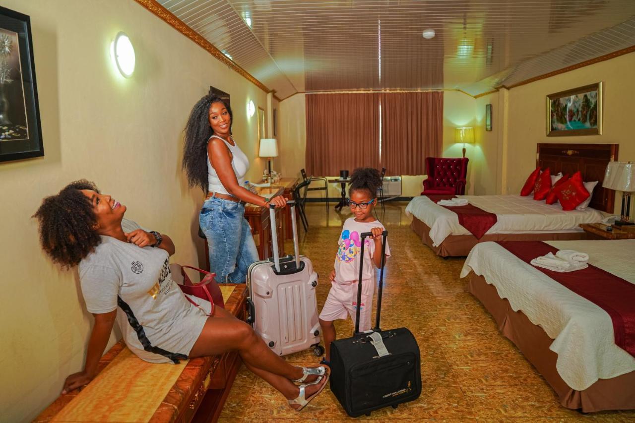 Metro Hotel Couva エクステリア 写真