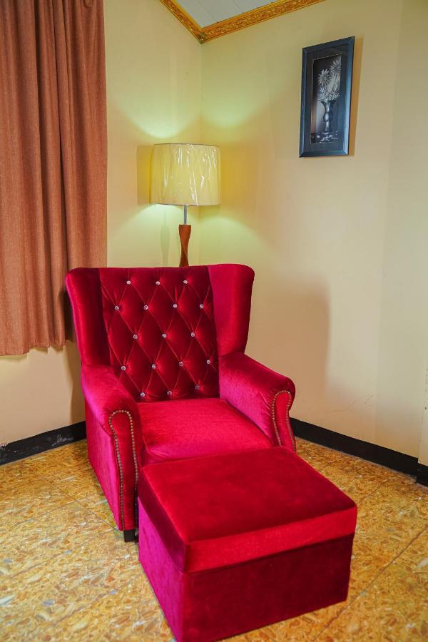 Metro Hotel Couva エクステリア 写真