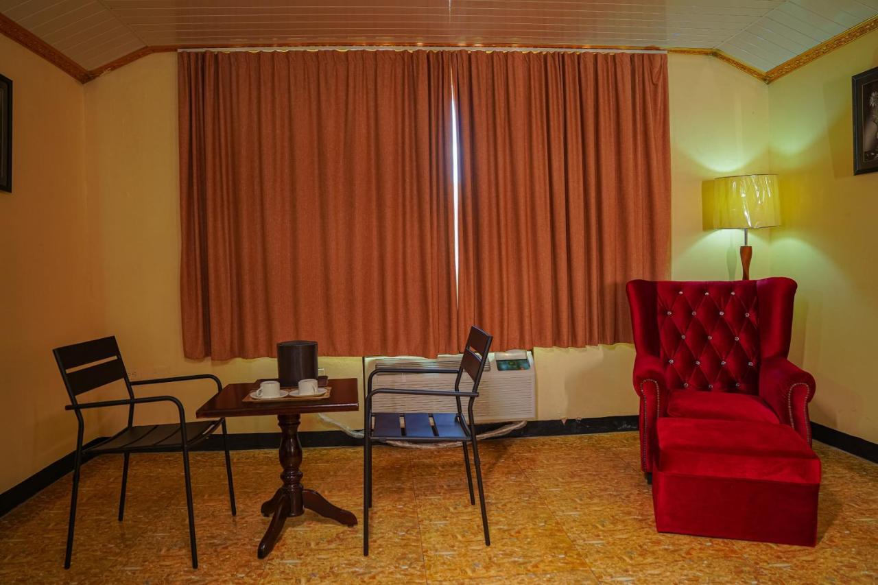 Metro Hotel Couva エクステリア 写真