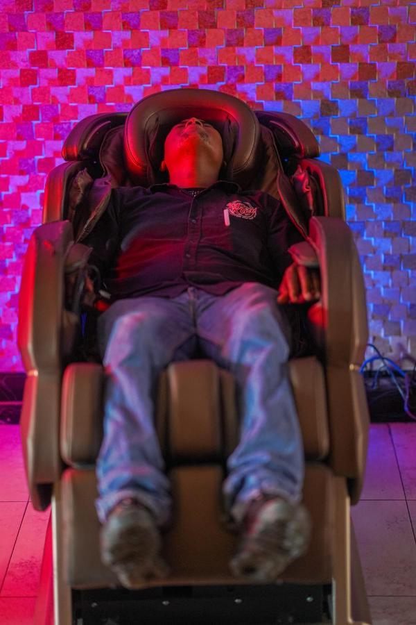 Metro Hotel Couva エクステリア 写真