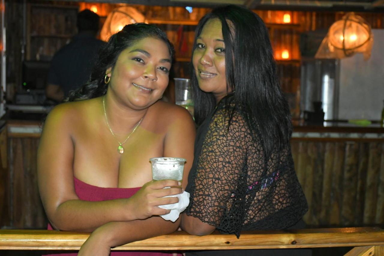 Metro Hotel Couva エクステリア 写真