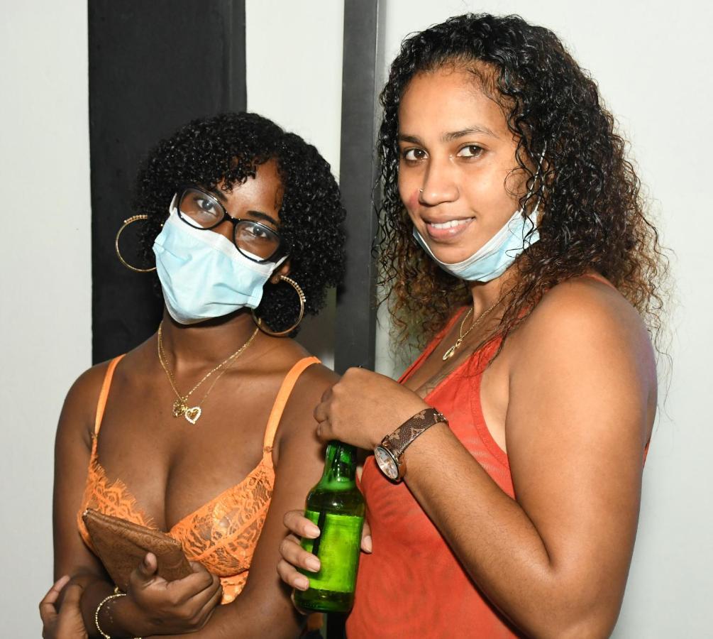 Metro Hotel Couva エクステリア 写真