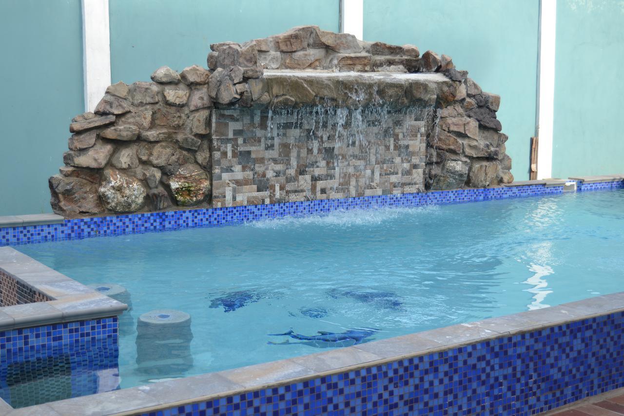 Metro Hotel Couva エクステリア 写真